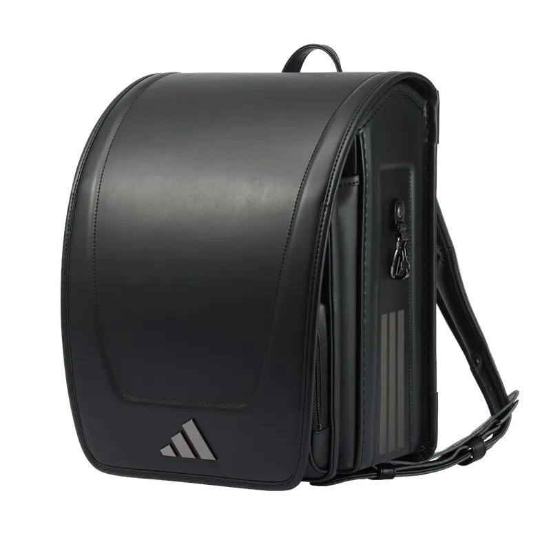ララちゃんランドセル「アディダス ヴェントX」。黒一色のボディで、側面下部にadidasの3本ラインのロゴが入る