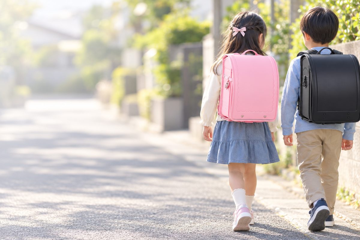 樋口鞄工房のリトルリトッティを背負った女の子と、樋口鞄工房のMONOを背負った男の子の後ろ姿