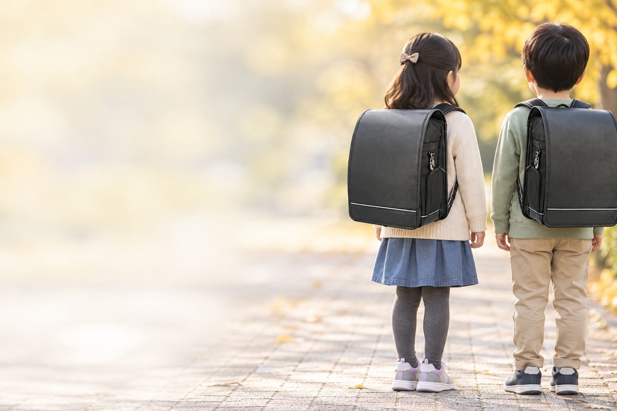 ウミのUMIを背負った女の子と男の子の後ろ姿